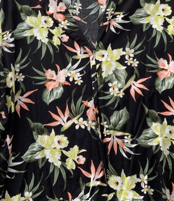Blusa negra con flores
